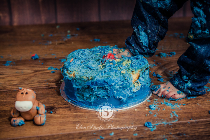 Cowboy-cake-smash-photo-idea-J-Elen-Studio-Photography-web-11